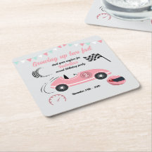 Zwei schnelle festliche rosa Rennwagen zum Geburts