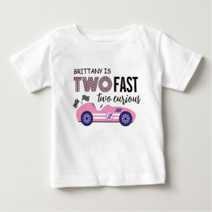 Zwei schnelle zwei neugierige Pink Race Auto Gebur Baby T-shirt