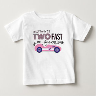 Zwei schnelle, zwei neugierige rosa Rennwagen-Gebu Baby T-shirt