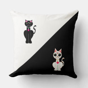 Zwei schöne Katzen auf Schwarz & Weiß Kissen