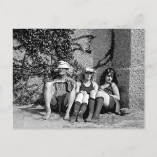 Zwei schöne Mädchen und ein mürrischer alter Mann Postkarte