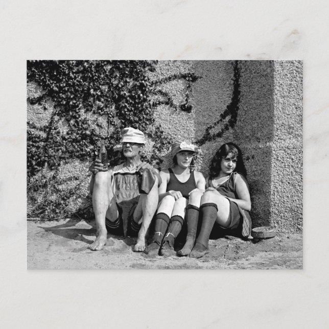 Zwei schöne Mädchen und ein mürrischer alter Mann Postkarte (Vorderseite)