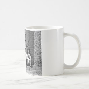 Zwei schöne Mädchen und ein mürrischer alter Mann Tasse