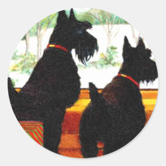 Zwei schottische Hunde zu Weihnachten Runder Aufkleber