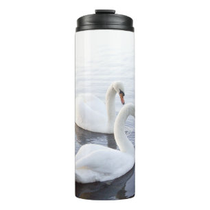 Zwei Schwäne schwimmen am ruhigen See Thermosbecher