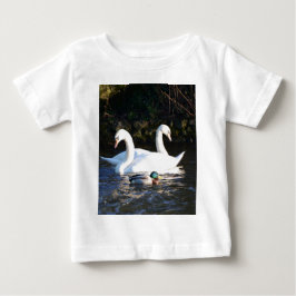 Zwei Schwäne und eine Ente Baby T-shirt