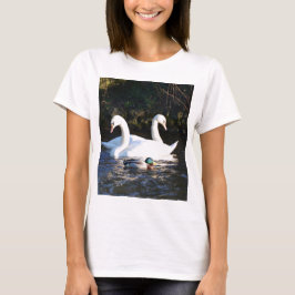 Zwei Schwäne und eine Ente T-Shirt
