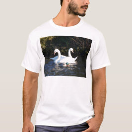 Zwei Schwäne und eine Ente T-Shirt