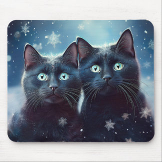 Zwei schwarze Katzen werden angeschneit Mousepad