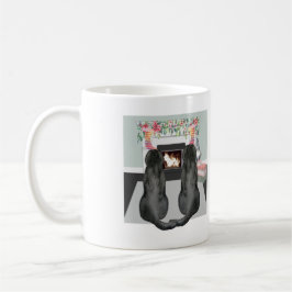 Zwei schwarze Labrador Hunde Weihnachten Feuerplat Kaffeetasse