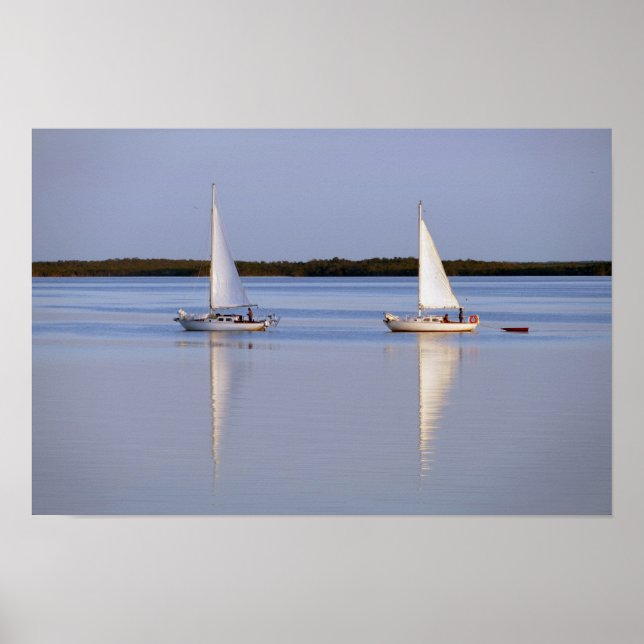 Zwei Segelboote beim Morgensegeln Poster (Vorne)
