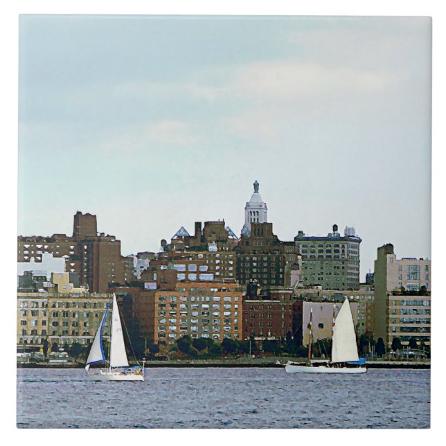 Zwei Segelboote gegen Manhattan Skyline Fliese (Vorderseite)