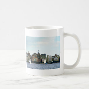Zwei Segelboote gegen Manhattan Skyline Tasse