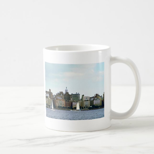 Zwei Segelboote gegen Manhattan Skyline Tasse (Rechts)