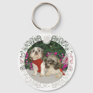 Zwei Shih Tzus in einem Garten Schlüsselanhänger