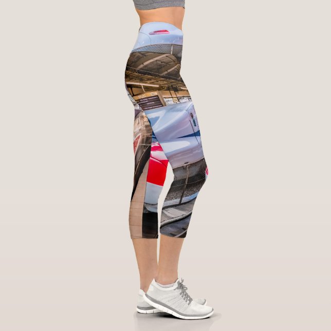 Zwei Shinkansen am Bahnhof Tokio Capri Leggings (Rechts)