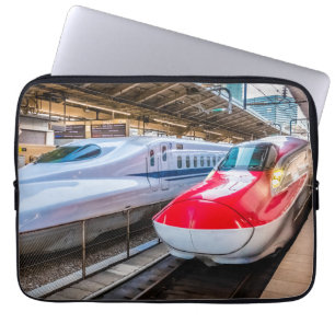 Zwei Shinkansen am Bahnhof Tokio Laptopschutzhülle