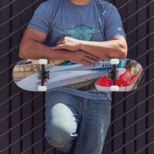 Zwei Shinkansen am Bahnhof Tokio Skateboard