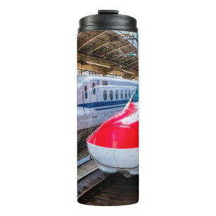 Zwei Shinkansen am Bahnhof Tokio Thermosbecher
