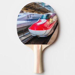 Zwei Shinkansen am Bahnhof Tokio Tischtennis Schläger