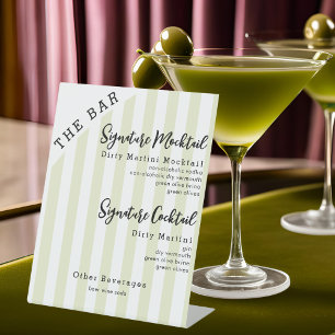 Zwei Signature-Drinks Mocktail oder Cocktail Bar S Sockelschild