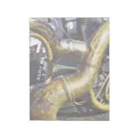 Zwei Sousaphone und Trommeln
