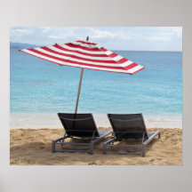 ZWEI STRANDSTÜHLE UNTER EINEM UMBRELLA