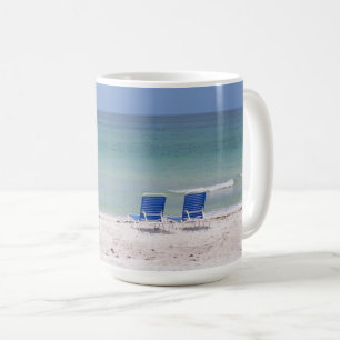 Zwei Stühle auf dem Strand Kaffeetasse