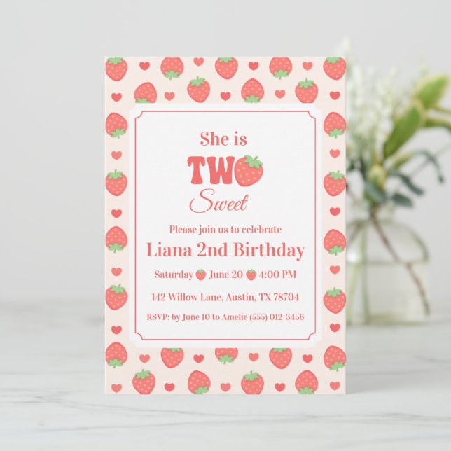 Zwei süße Erdbeermädchen zum 2. Geburtstag Einladung (Stehend Vorderseite)