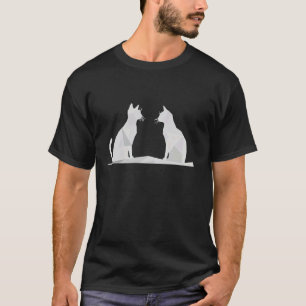 Zwei süße Katzen, die sich in Weiß ansehen T-Shirt