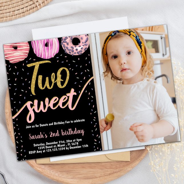 Zwei Sweet Gold Black Foto Donut Birthday Einladung (Two Sweet Gold Black Photo Donut Birthday Invitation)
