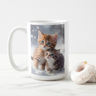 Zwei Tabby-Kätzchen spielen in Snow Blank Gruß Kaffeetasse