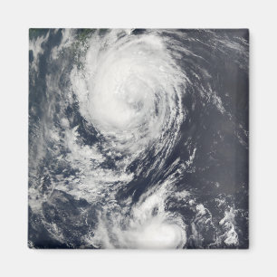 Zwei Taifunsysteme, die dem Fernen Osten sich Magnet