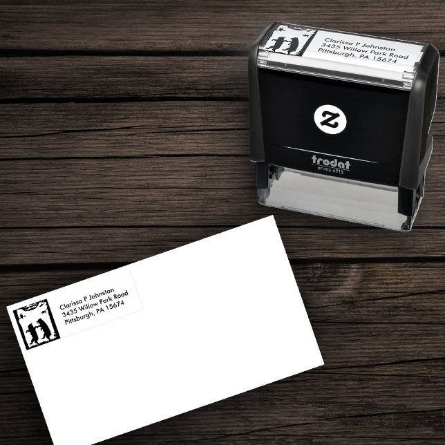Zwei tanzende Bären in Baumschwarz-Silhouette Permastempel (Two black bears in silhouette under trees dancing on self inking return address stamp.)