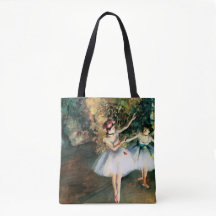 Zwei Tänzer auf einer Bühne entgasen vorbei