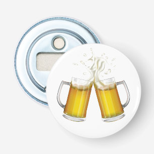 Zwei Tasse mit einem leichten Bier. Flaschenöffner