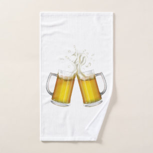 Zwei Tasse mit einem leichten Bier. Handtuch