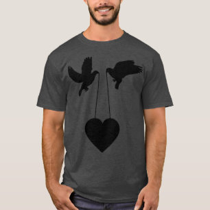 Zwei Tauben, die ein Herz an einem Faden gebunden T-Shirt