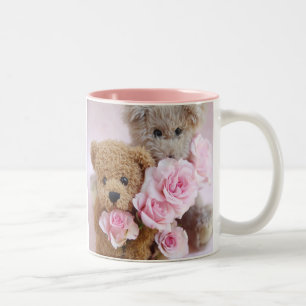 zwei Teddybären, die Rosenkaffee-Tasse halten Zweifarbige Tasse