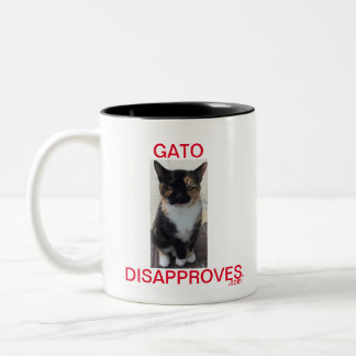Zwei-Tonen-Cup, Gato missbilligt, Gato sieht zu. Zweifarbige Tasse