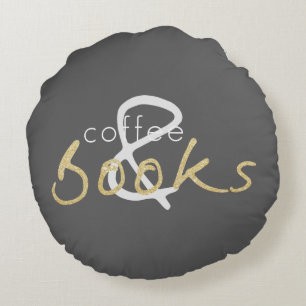 Zwei tonten Bücher und Kaffee-rundes Kissen