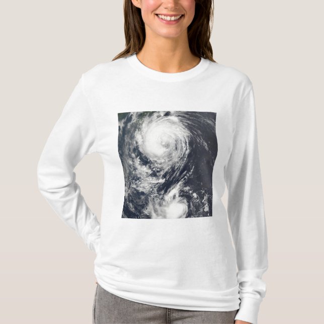 Zwei Typhoon-Systeme nähern sich dem Fernen Osten T-Shirt (Vorderseite)