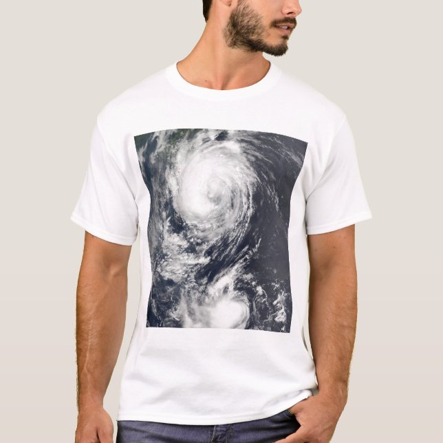 Zwei Typhoon-Systeme nähern sich dem Fernen Osten T-Shirt (Vorderseite)