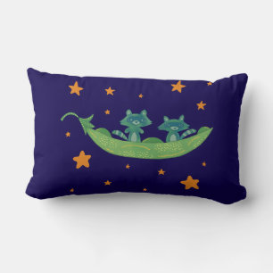 Zwei Waschbären in einer Erbsenschote   Whimsical  Lendenkissen