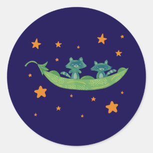 Zwei Waschbären in einer Erbsenschote   Whimsical  Runder Aufkleber