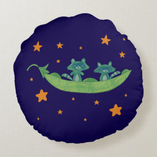 Zwei Waschbären in einer Erbsenschote   Whimsical  Rundes Kissen