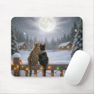Zwei Weihnachtskatzen kuscheln auf einem schneebed Mousepad