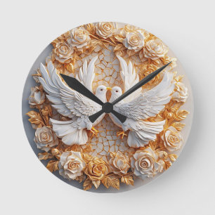Zwei weiße Tauben inmitten eines Blumenmusters Runde Wanduhr