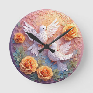 Zwei weiße Tauben inmitten eines Blumenmusters Runde Wanduhr