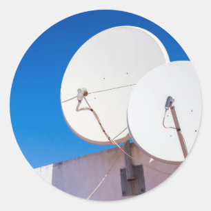 Zwei weißes SatellitenGeschirr auf Hauswand Runder Aufkleber
